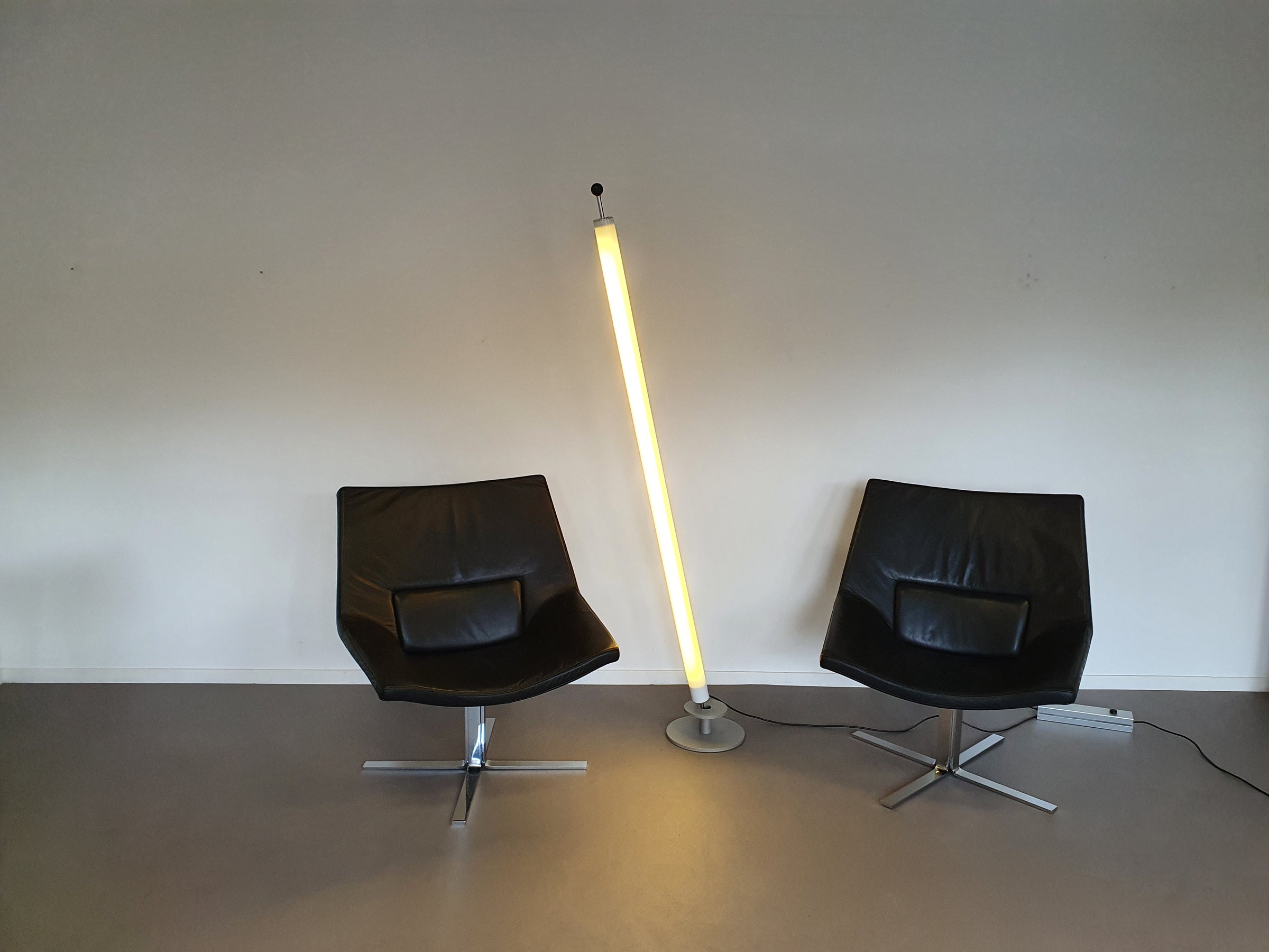 Leren, zware lounge stoelen. Breed 75 - hoog 87 - diep 70 cm. Prijs is voor de set.