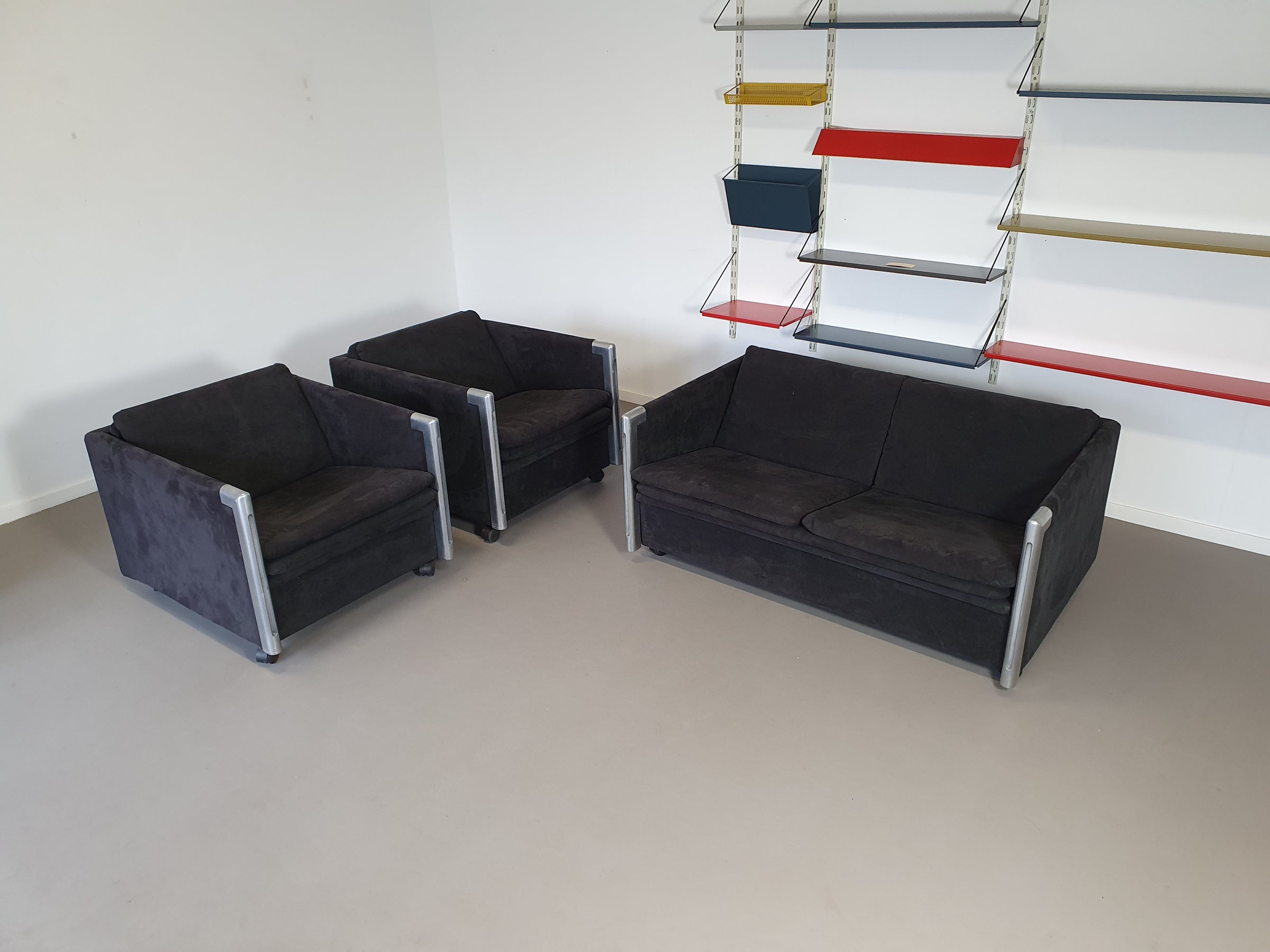 2 x Fauteuil 1 x bank maat 20/Sandwich. Ontwerp van Claire Bataille en Paul Ibens voor 't Spectrum collectie van 1973-1974