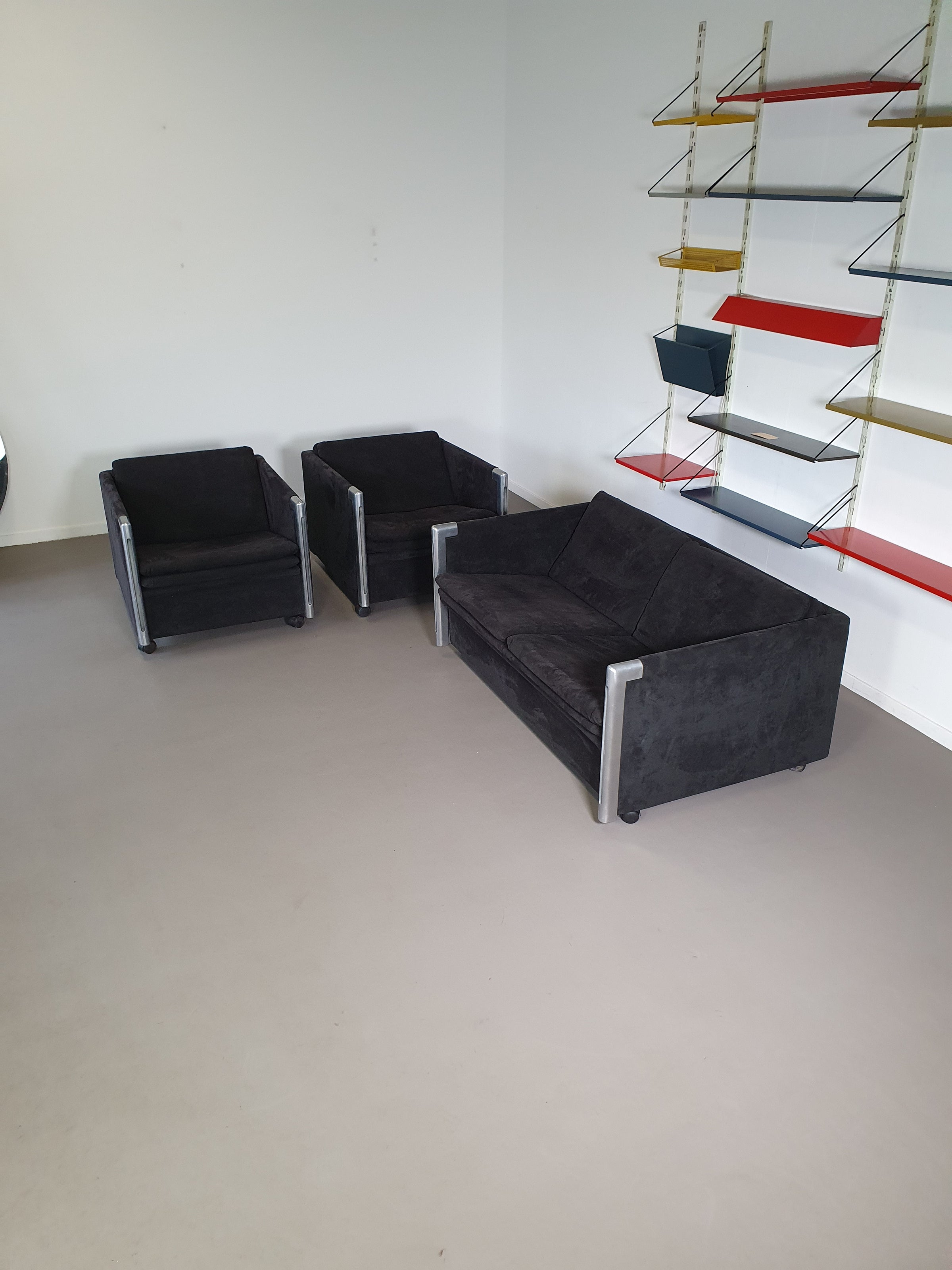 2 x Fauteuil 1 x bank maat 20/Sandwich. Ontwerp van Claire Bataille en Paul Ibens voor 't Spectrum collectie van 1973-1974