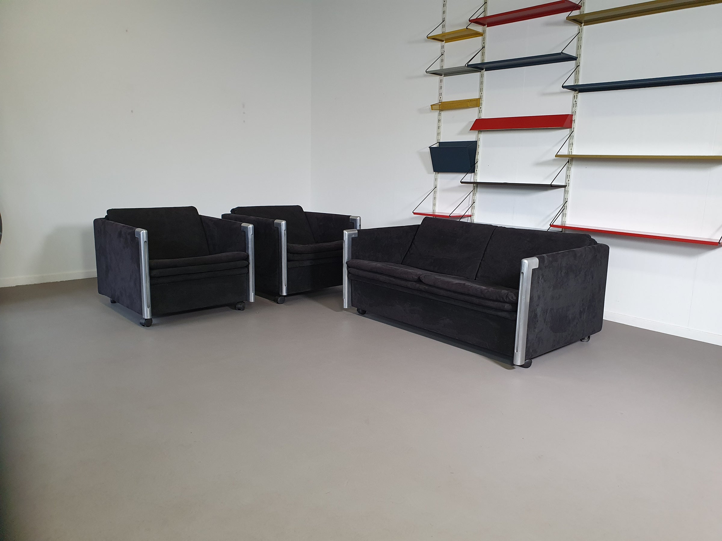 2 x Fauteuil 1 x bank maat 20/Sandwich. Ontwerp van Claire Bataille en Paul Ibens voor 't Spectrum collectie van 1973-1974