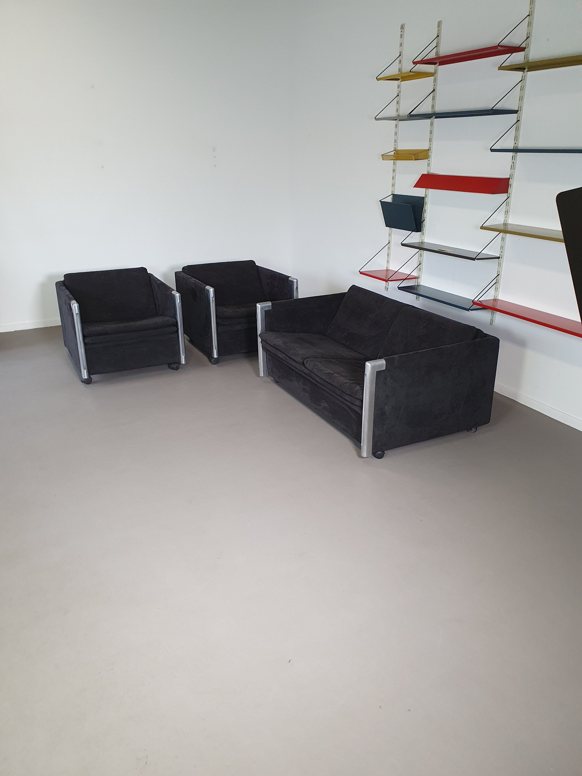 2 x Fauteuil 1 x bank maat 20/Sandwich. Ontwerp van Claire Bataille en Paul Ibens voor 't Spectrum collectie van 1973-1974