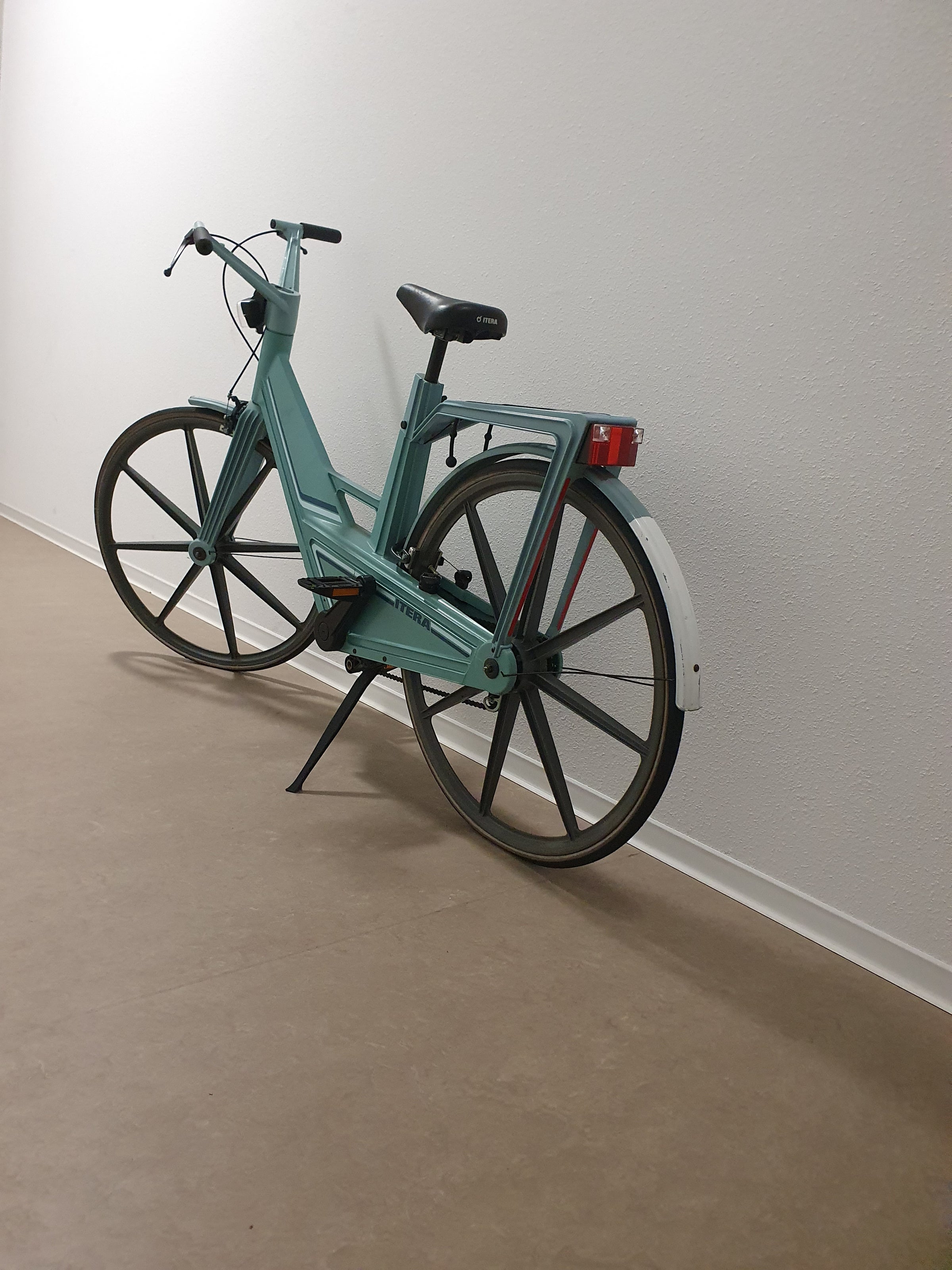 Vintage blauwe plastic fiets Itera van Volvo Zweden, jaren 80