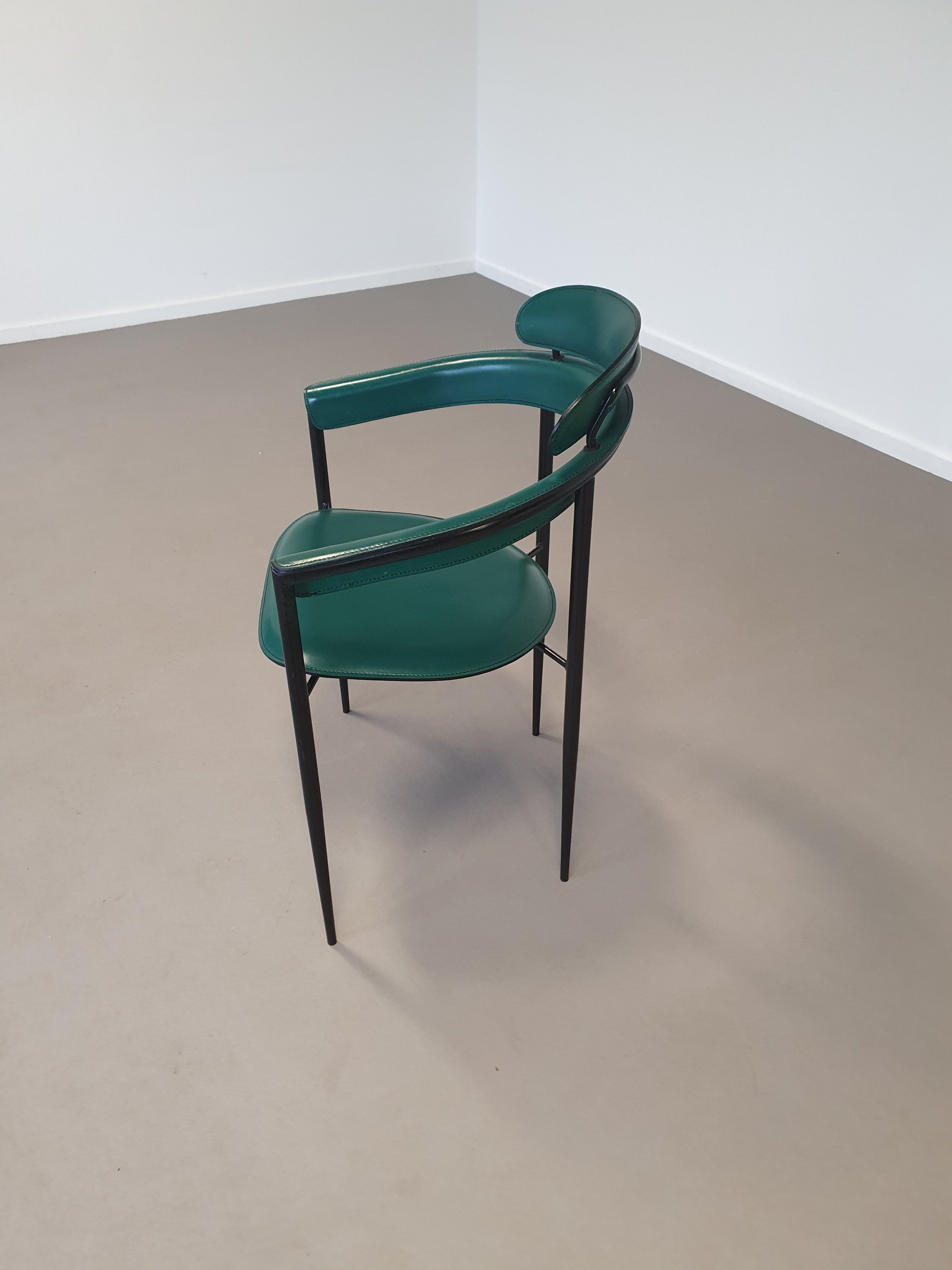 Set van zes zeldzame groene leren stiletto stoelen van Arrben met zwart frame