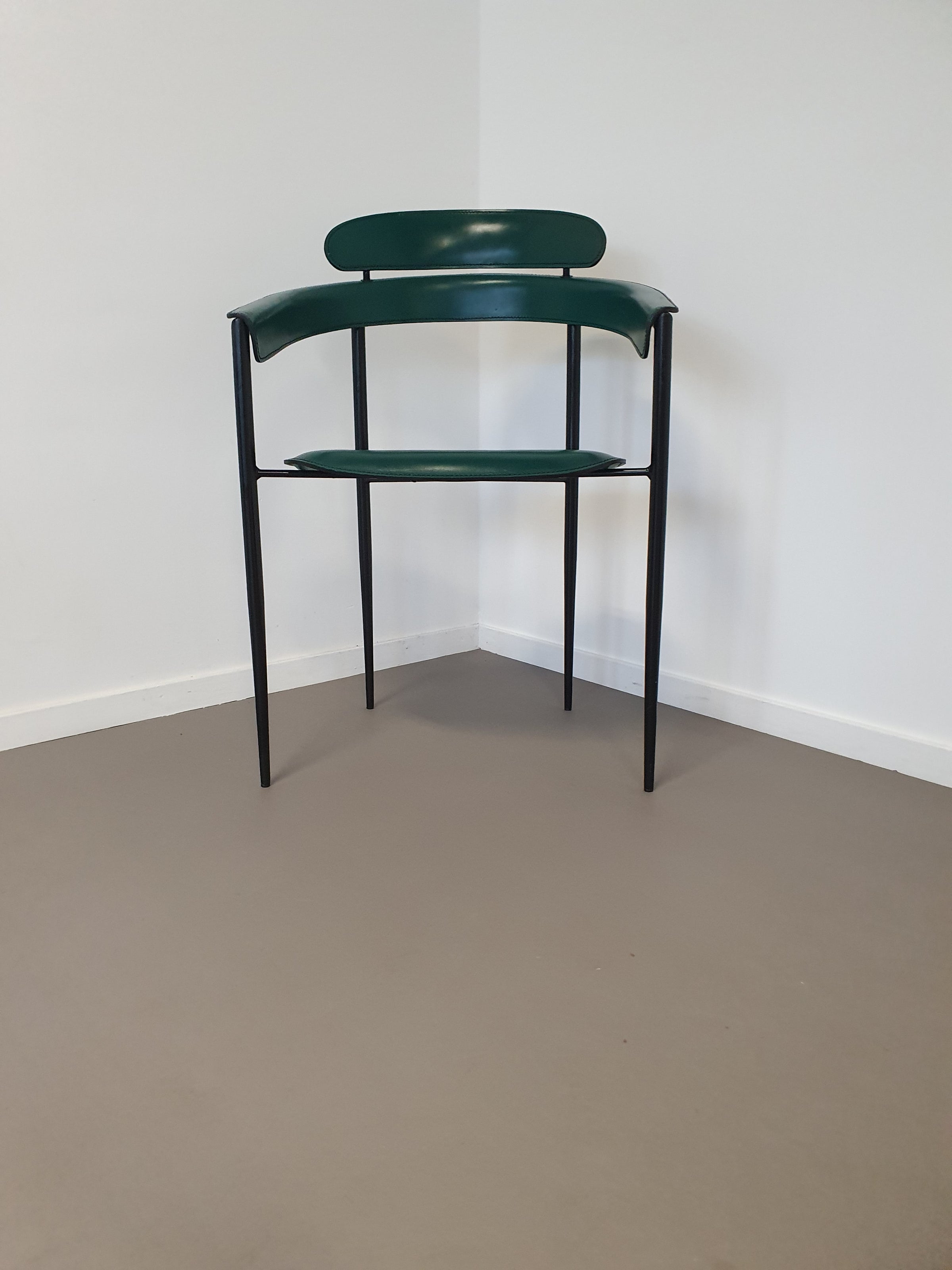 Set van zes zeldzame groene leren stiletto stoelen van Arrben met zwart frame