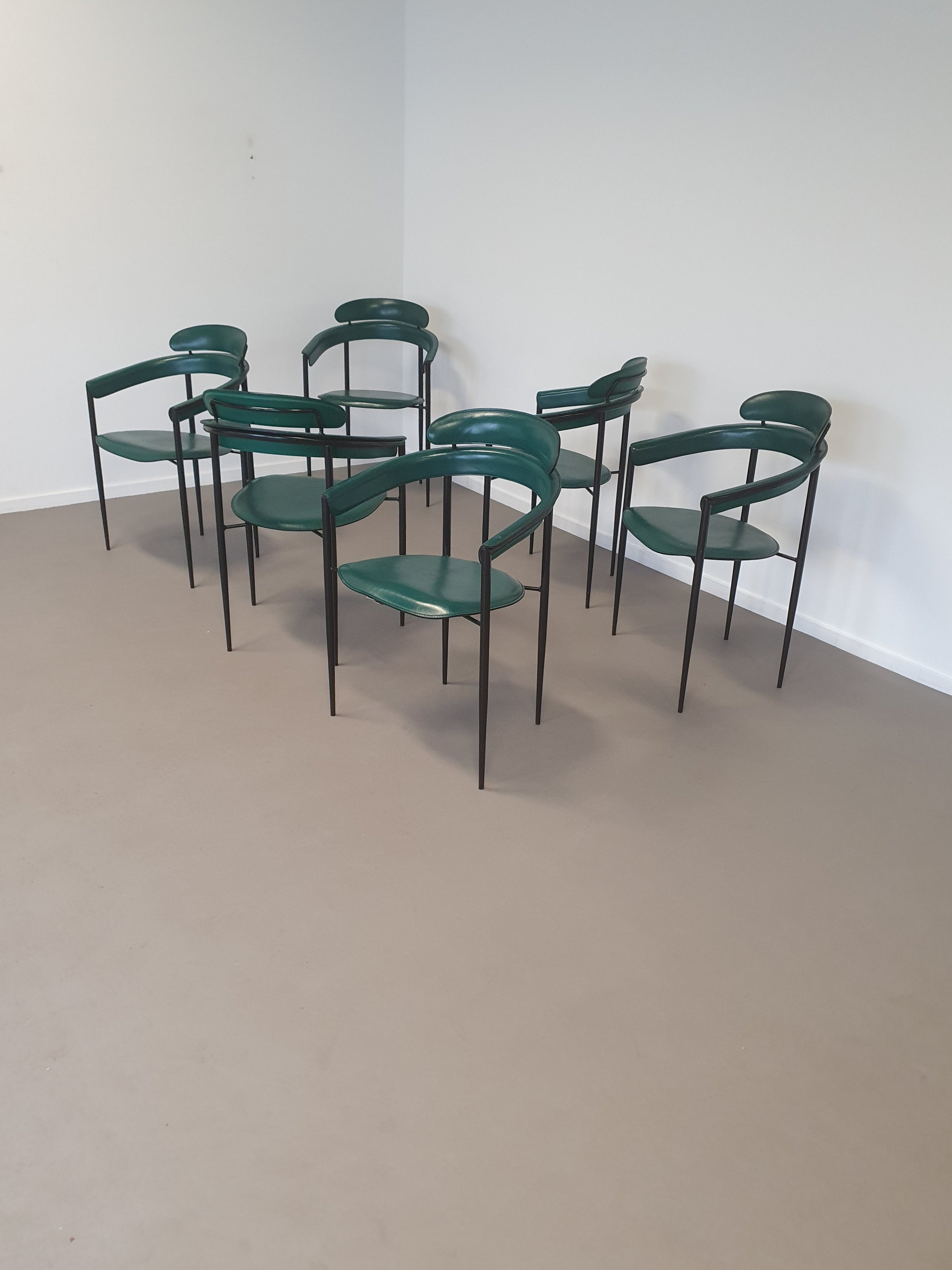 Set van zes zeldzame groene leren stiletto stoelen van Arrben met zwart frame