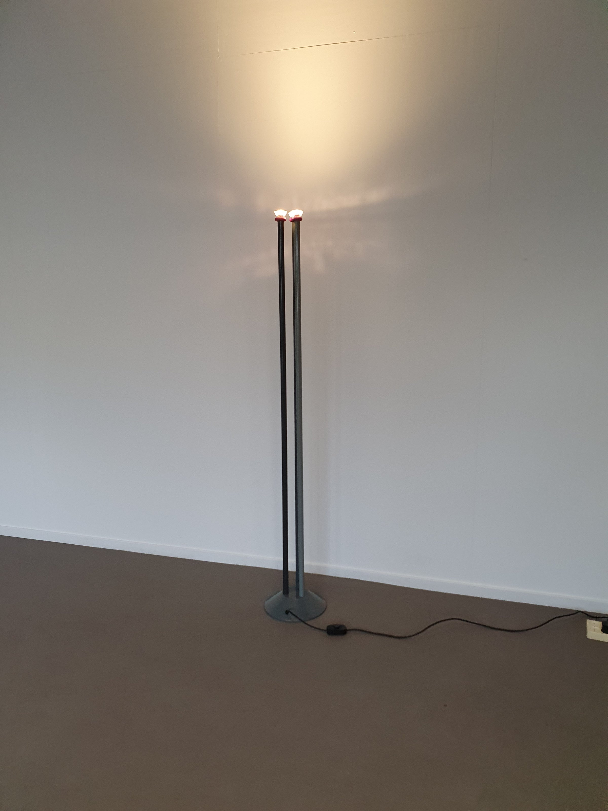 Trilumen vloerlamp van Hans Von Klier voor Bilumen Milano. Lamp gebruikt halogeenlampen. Vloerlamp meet 175 x 30 cm