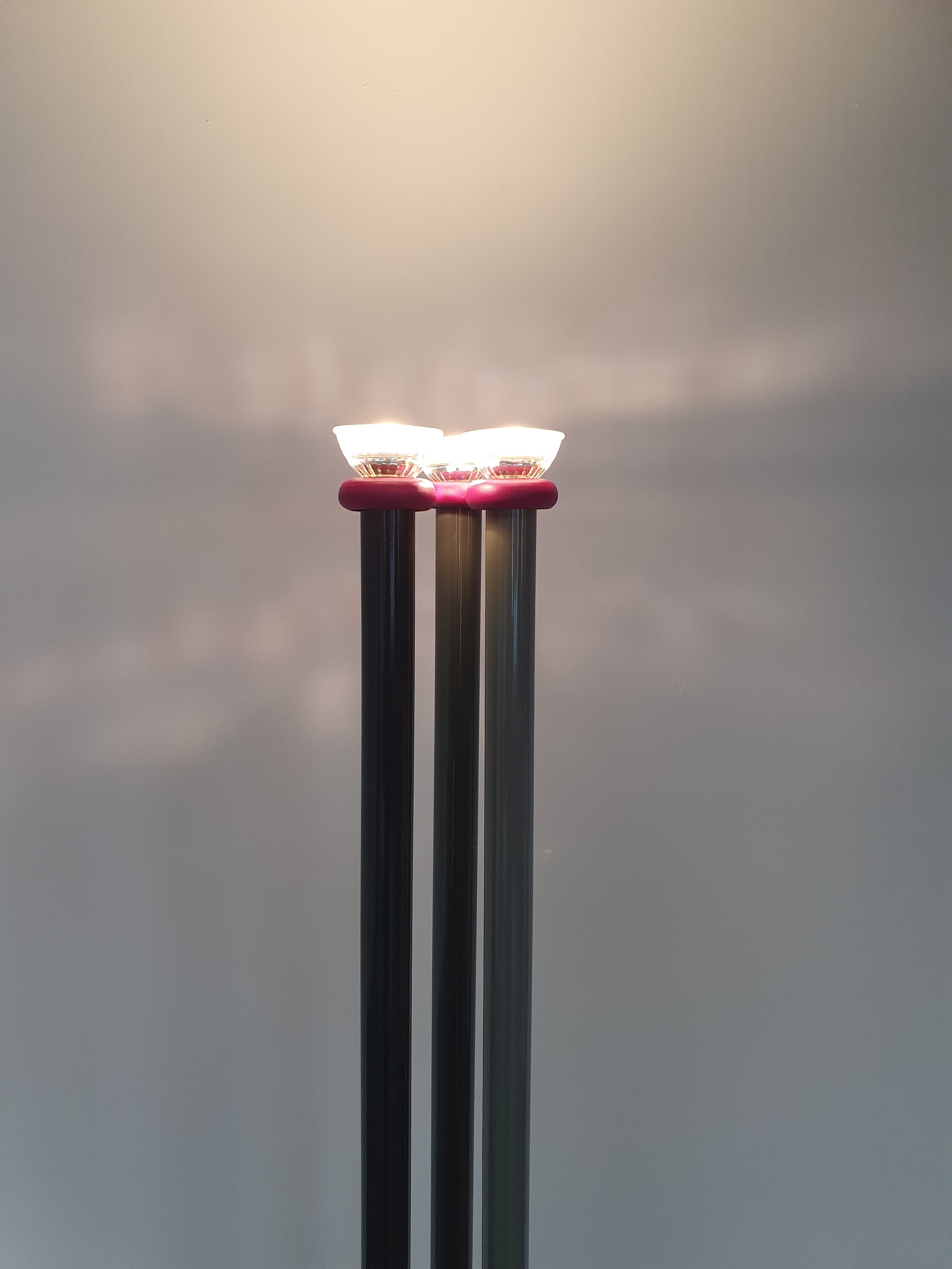 Trilumen vloerlamp van Hans Von Klier voor Bilumen Milano. Lamp gebruikt halogeenlampen. Vloerlamp meet 175 x 30 cm