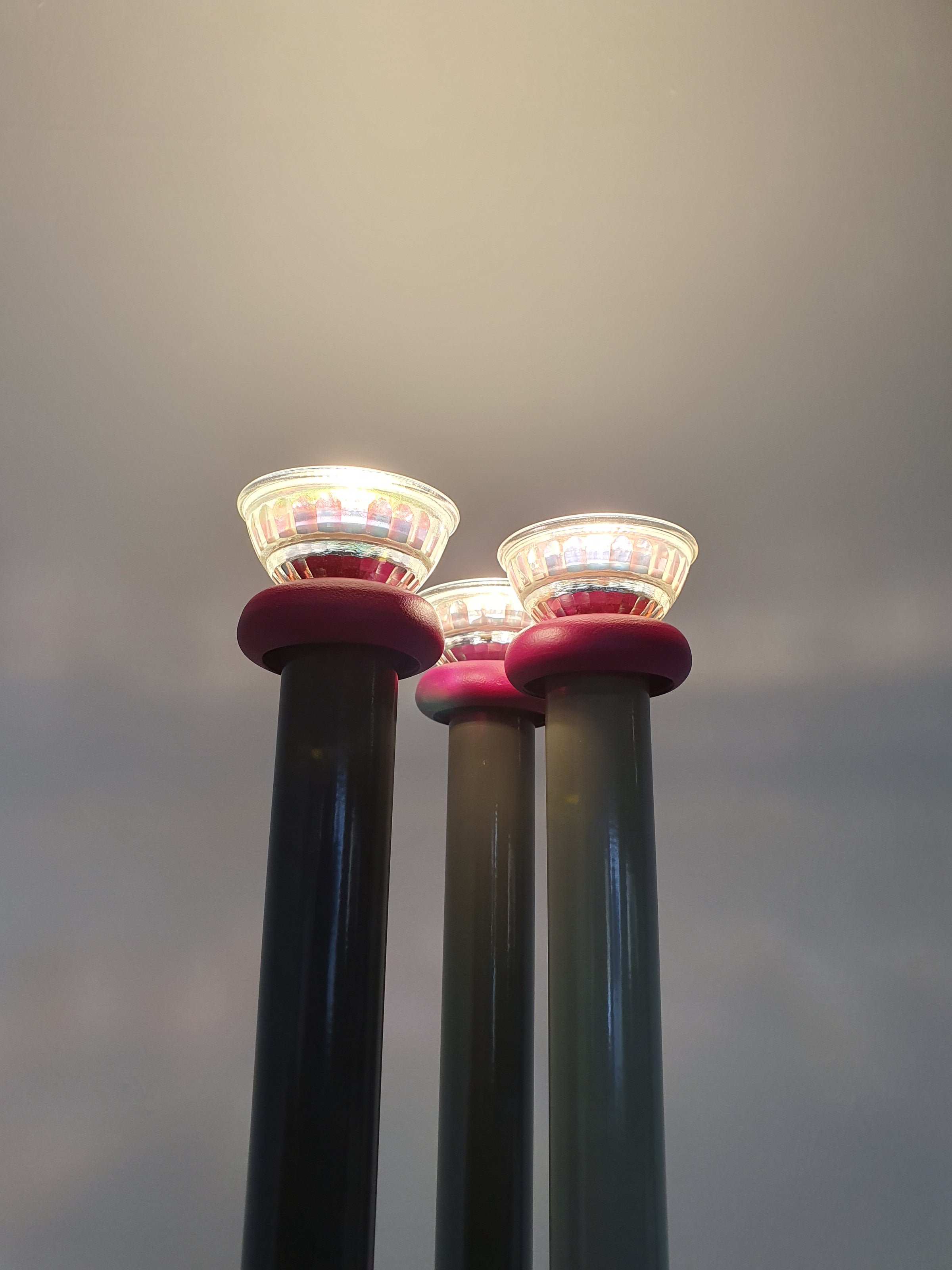 Trilumen vloerlamp van Hans Von Klier voor Bilumen Milano. Lamp gebruikt halogeenlampen. Vloerlamp meet 175 x 30 cm
