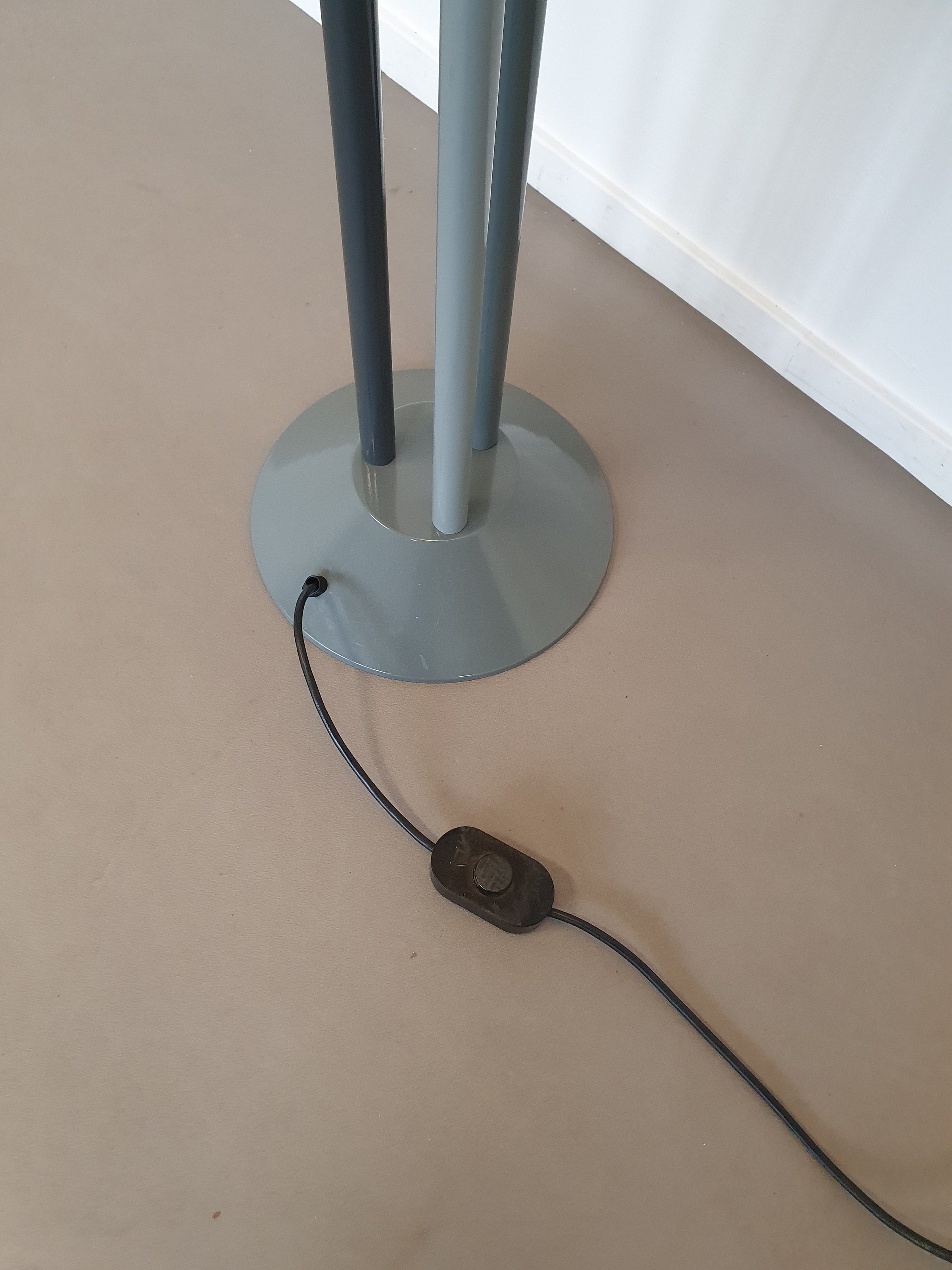 Trilumen vloerlamp van Hans Von Klier voor Bilumen Milano. Lamp gebruikt halogeenlampen. Vloerlamp meet 175 x 30 cm