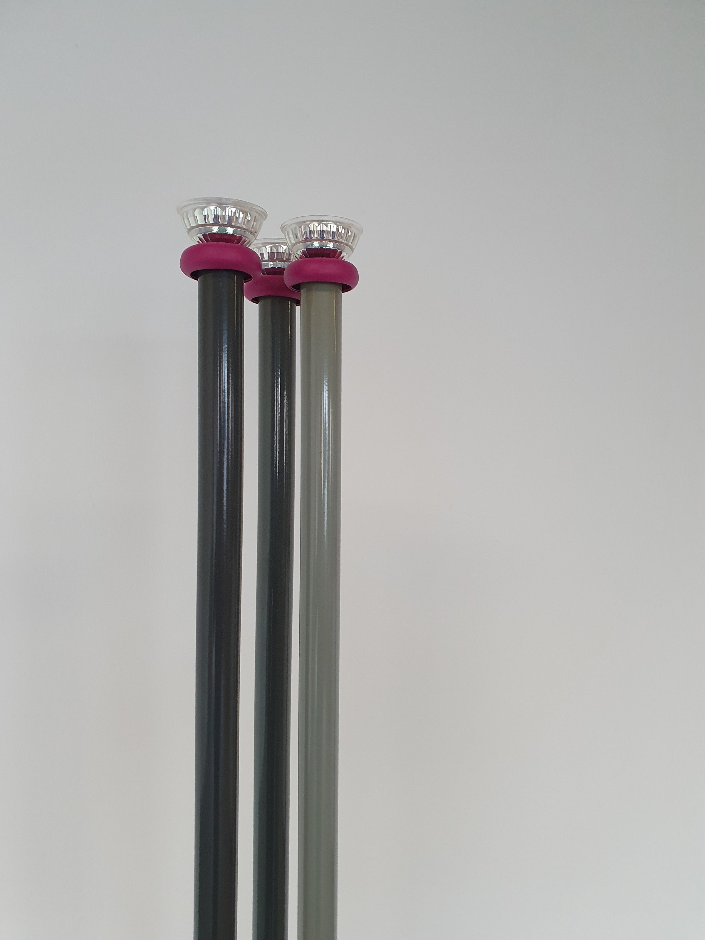 Trilumen vloerlamp van Hans Von Klier voor Bilumen Milano. Lamp gebruikt halogeenlampen. Vloerlamp meet 175 x 30 cm