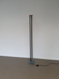 Trilumen vloerlamp van Hans Von Klier voor Bilumen Milano. Lamp gebruikt halogeenlampen. Vloerlamp meet 175 x 30 cm