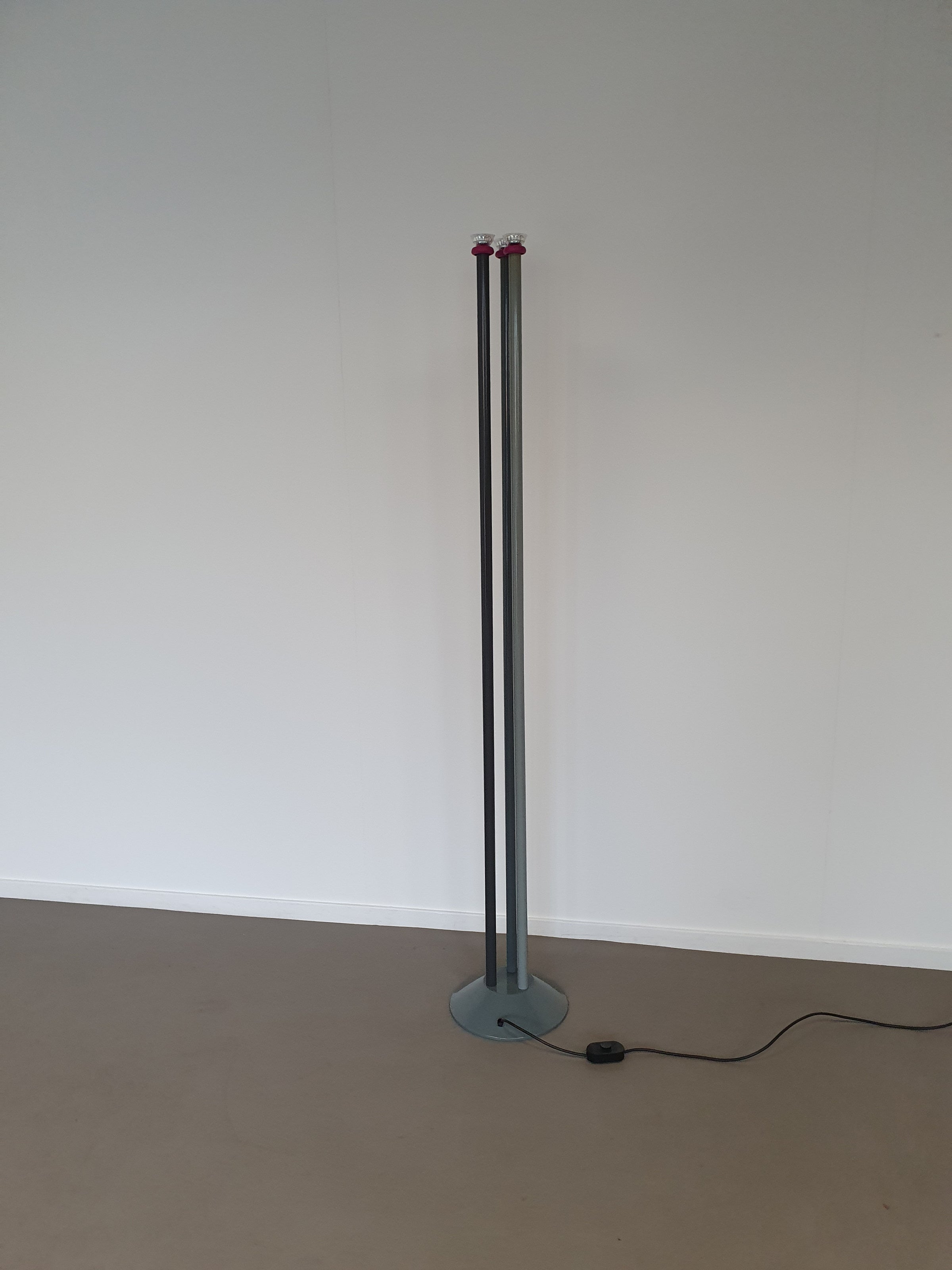 Trilumen vloerlamp van Hans Von Klier voor Bilumen Milano. Lamp gebruikt halogeenlampen. Vloerlamp meet 175 x 30 cm
