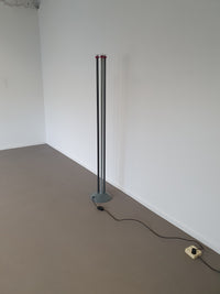 Trilumen vloerlamp van Hans Von Klier voor Bilumen Milano. Lamp gebruikt halogeenlampen. Vloerlamp meet 175 x 30 cm