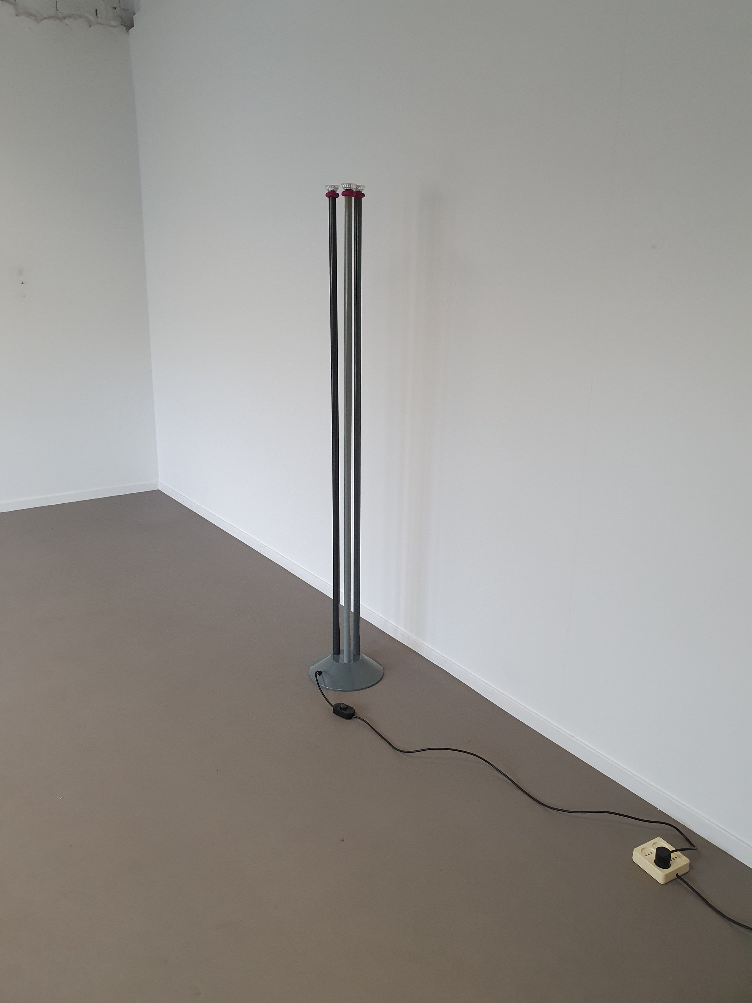Trilumen vloerlamp van Hans Von Klier voor Bilumen Milano. Lamp gebruikt halogeenlampen. Vloerlamp meet 175 x 30 cm