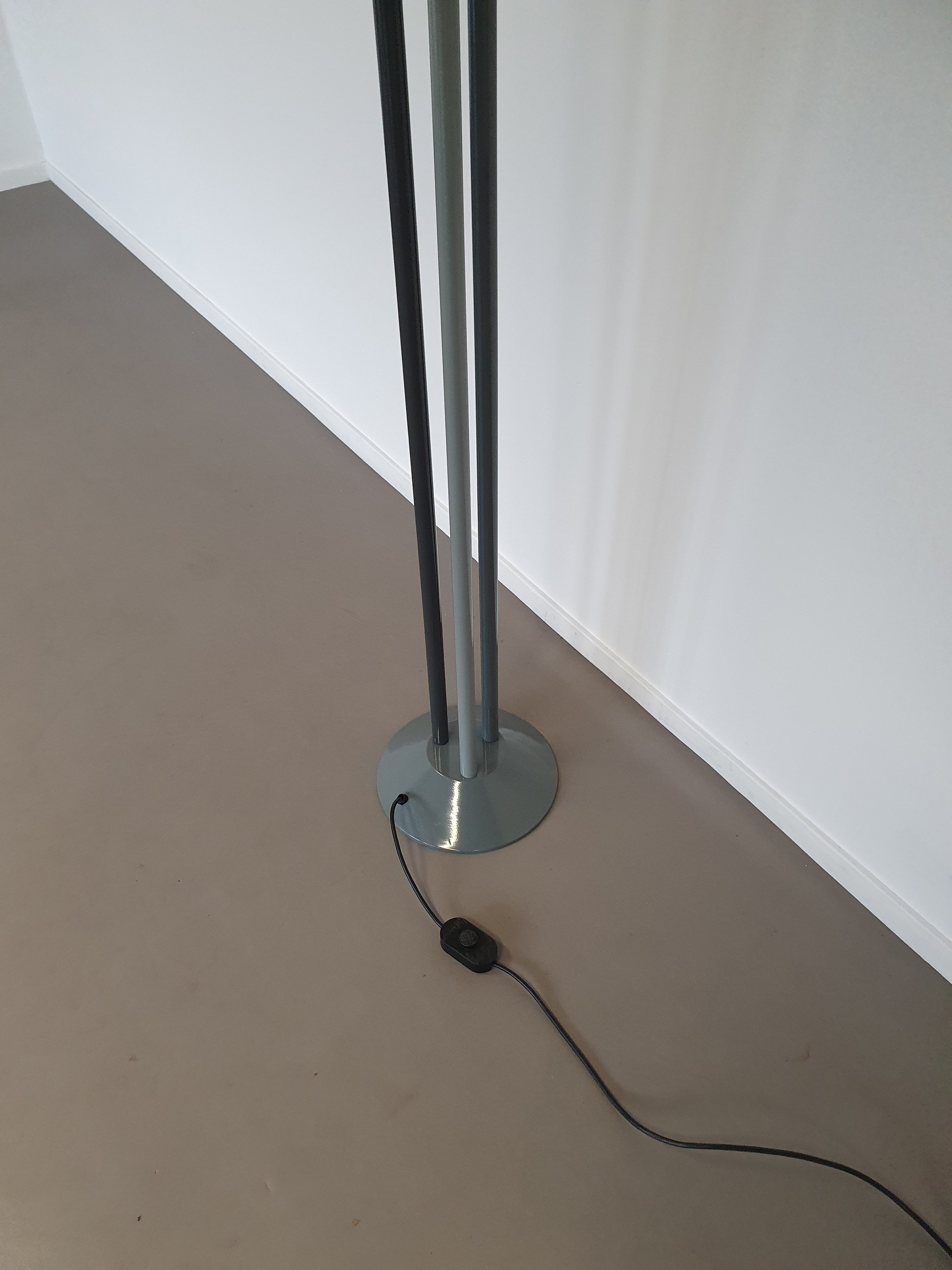 Trilumen vloerlamp van Hans Von Klier voor Bilumen Milano. Lamp gebruikt halogeenlampen. Vloerlamp meet 175 x 30 cm