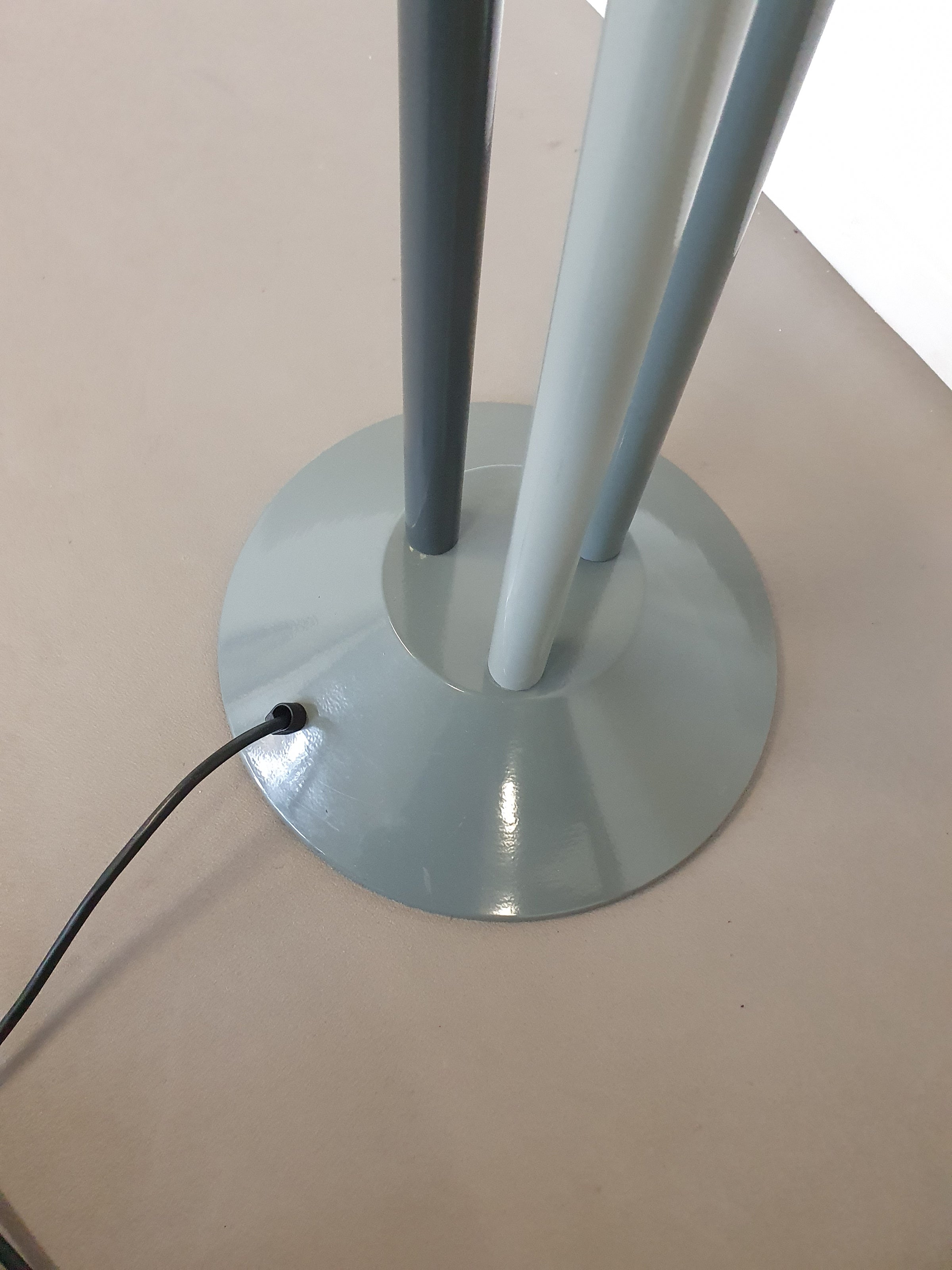 Trilumen vloerlamp van Hans Von Klier voor Bilumen Milano. Lamp gebruikt halogeenlampen. Vloerlamp meet 175 x 30 cm