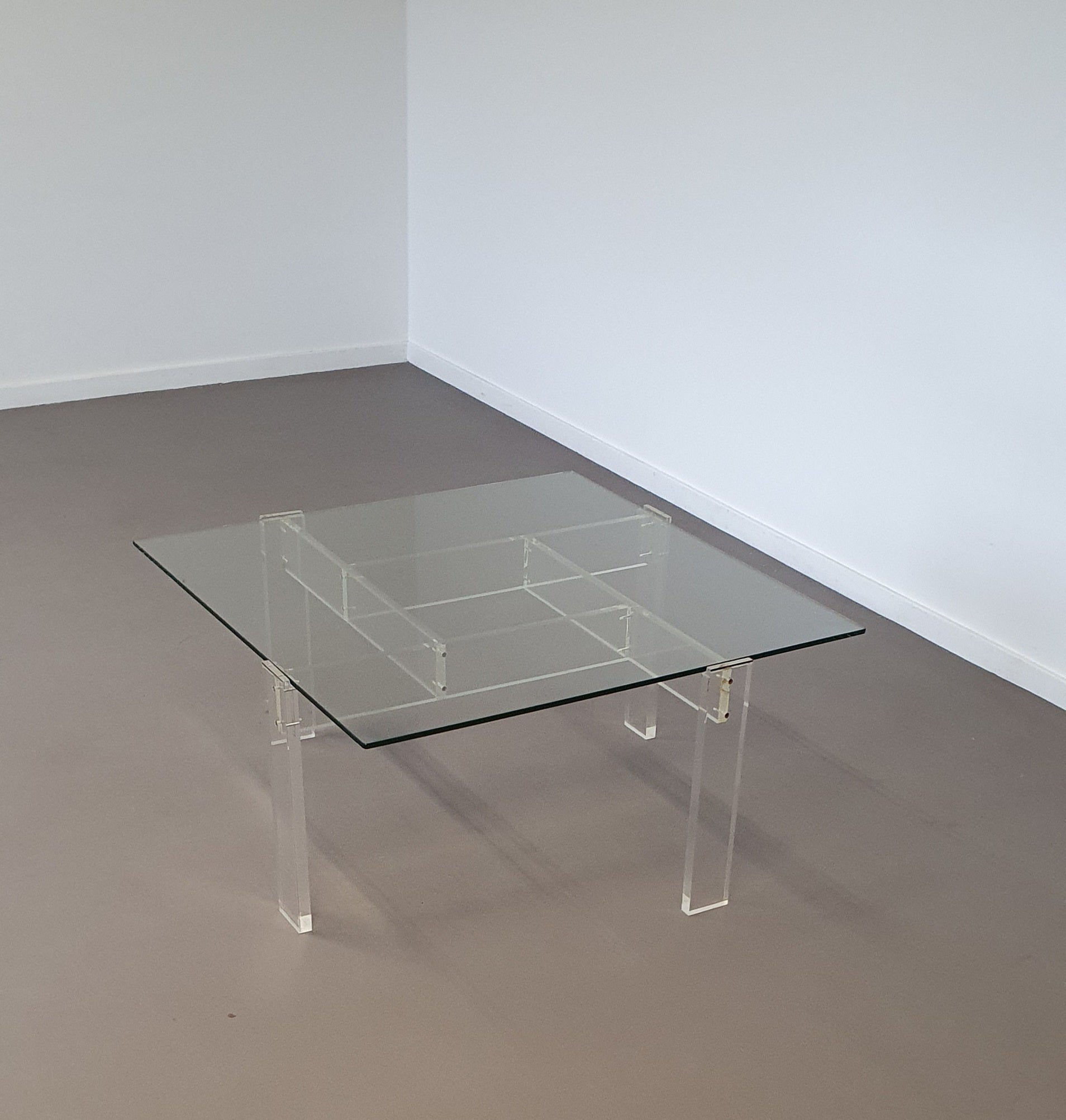 Vintage salontafel gemaakt door de Swart. Gemaakt van acrylglas met een glazen blad