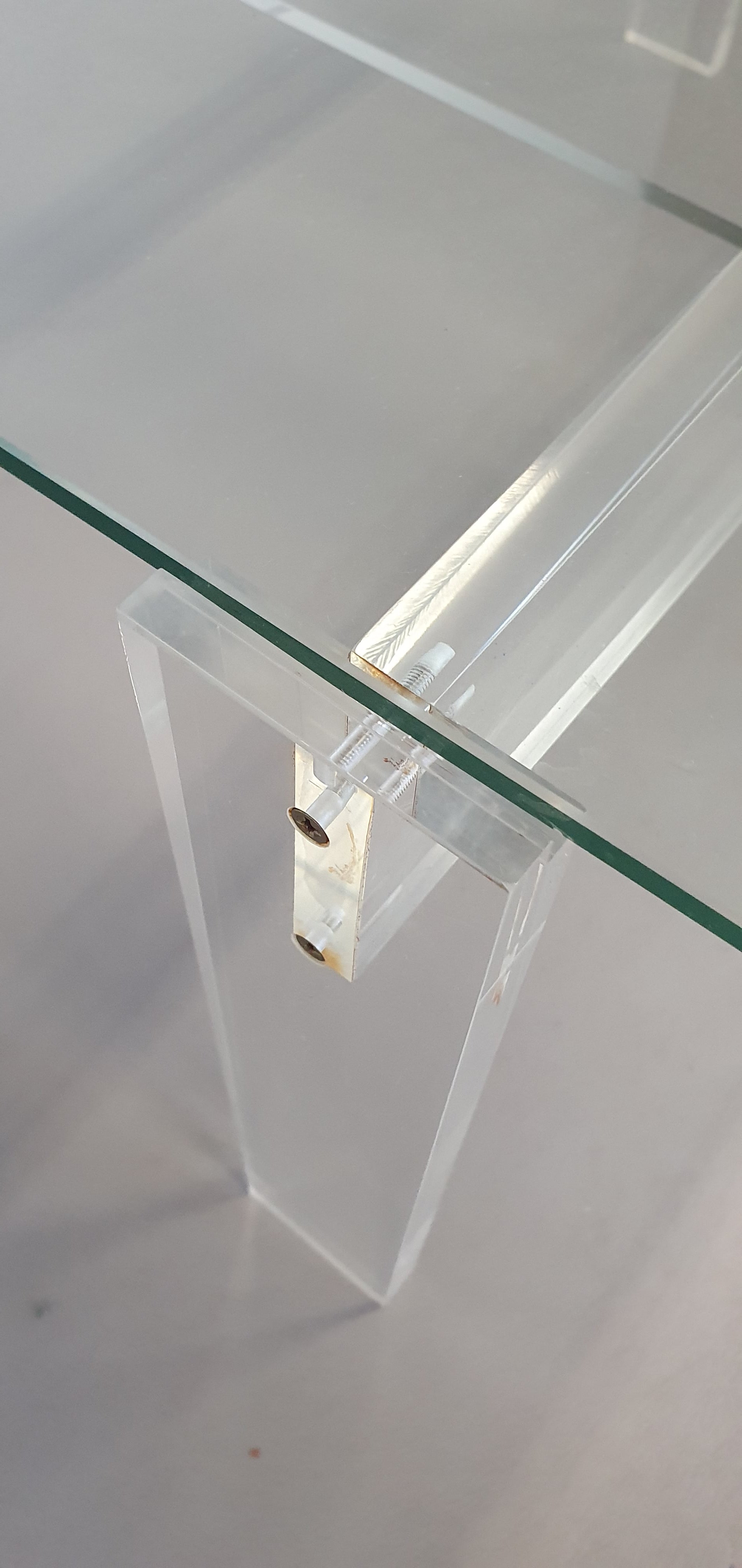 Vintage salontafel gemaakt door de Swart. Gemaakt van acrylglas met een glazen blad