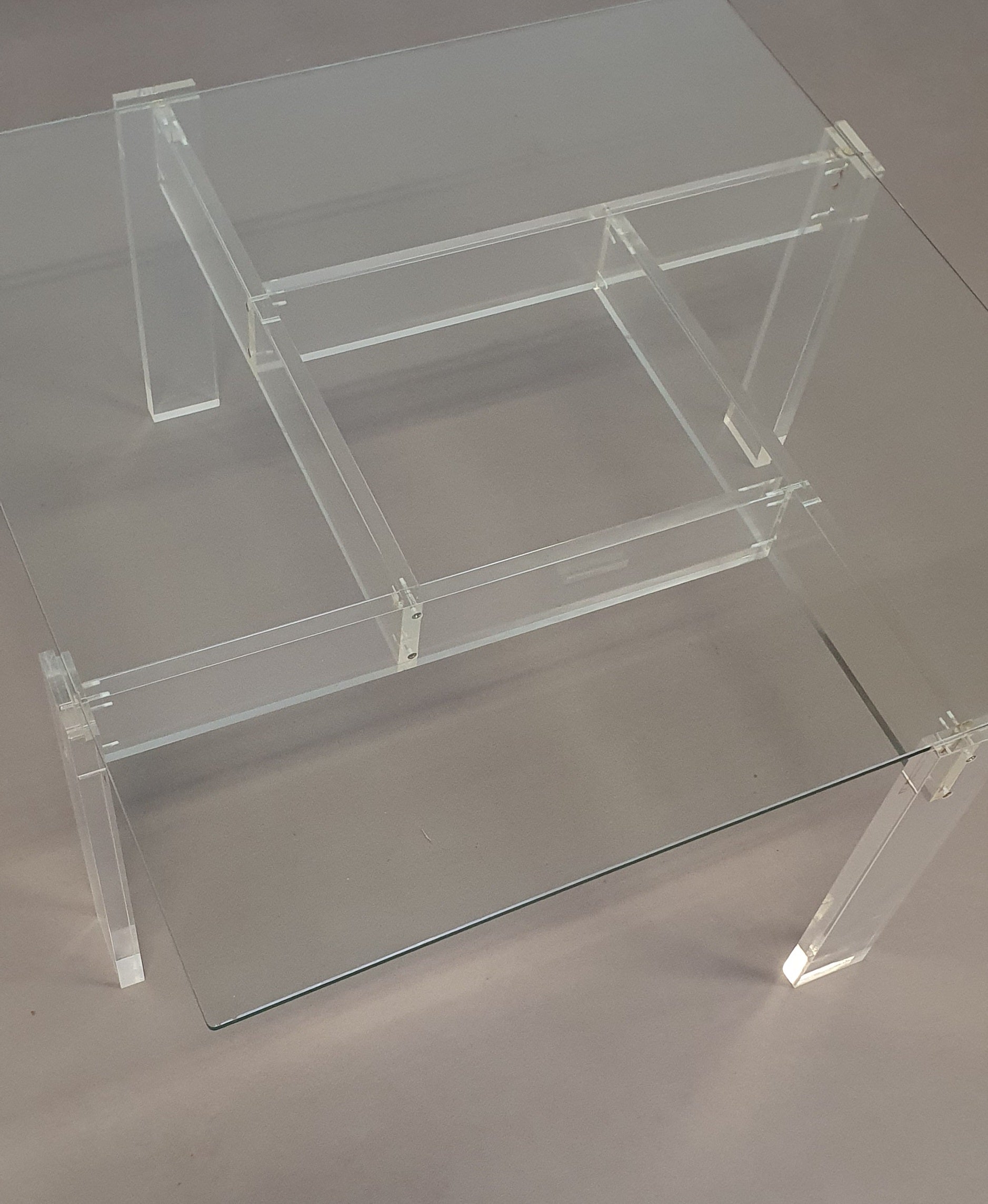 Vintage salontafel gemaakt door de Swart. Gemaakt van acrylglas met een glazen blad