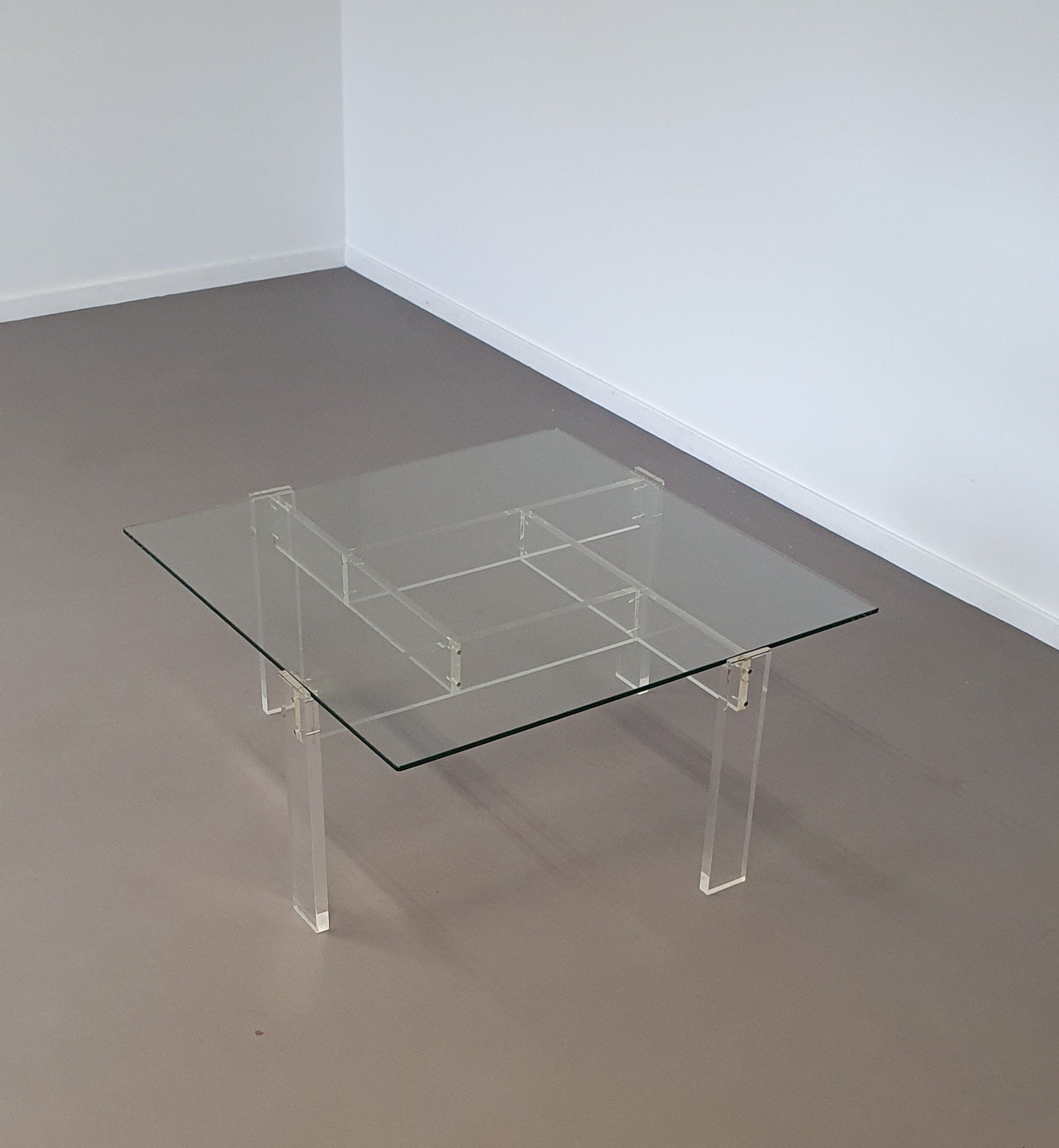 Vintage salontafel gemaakt door de Swart. Gemaakt van acrylglas met een glazen blad