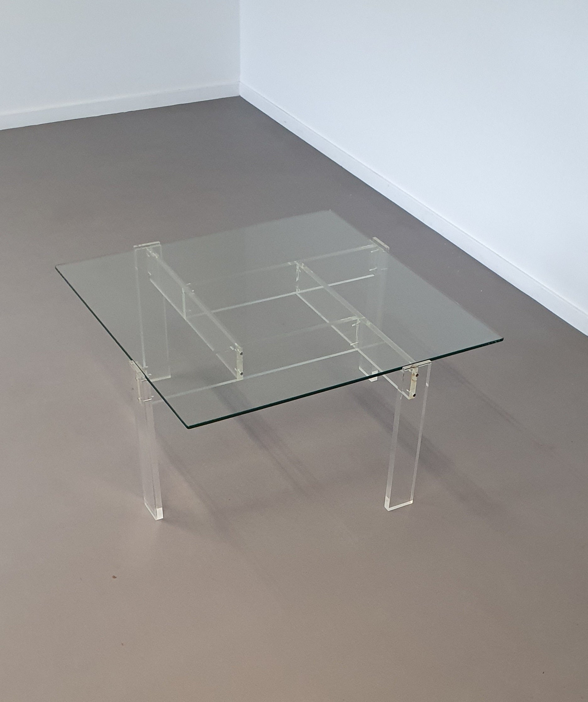 Vintage salontafel gemaakt door de Swart. Gemaakt van acrylglas met een glazen blad