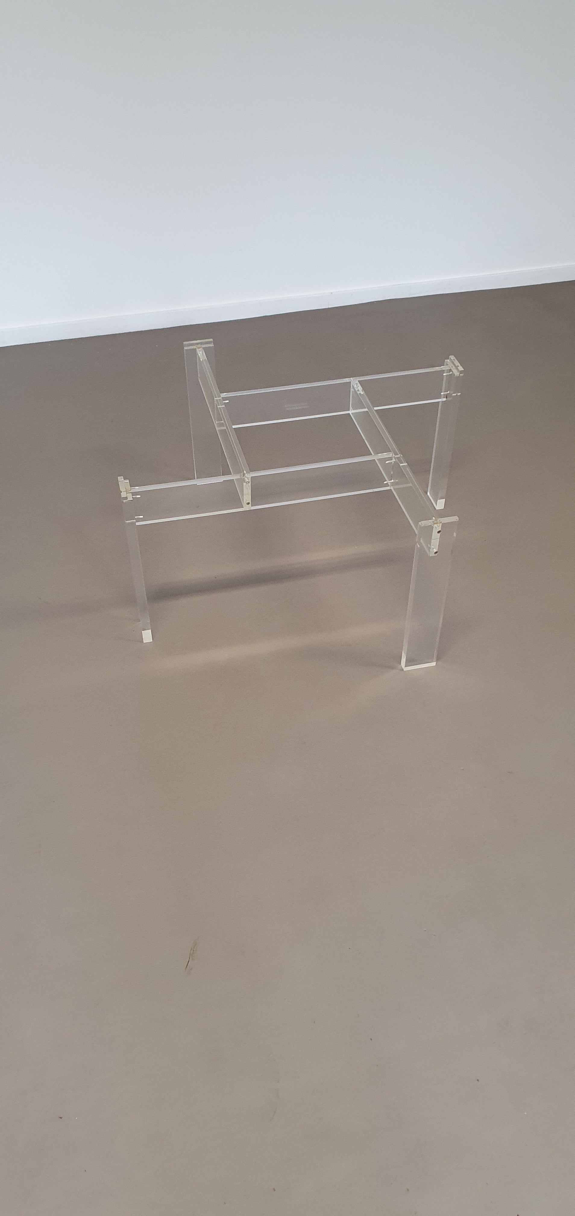 Vintage salontafel gemaakt door de Swart. Gemaakt van acrylglas met een glazen blad