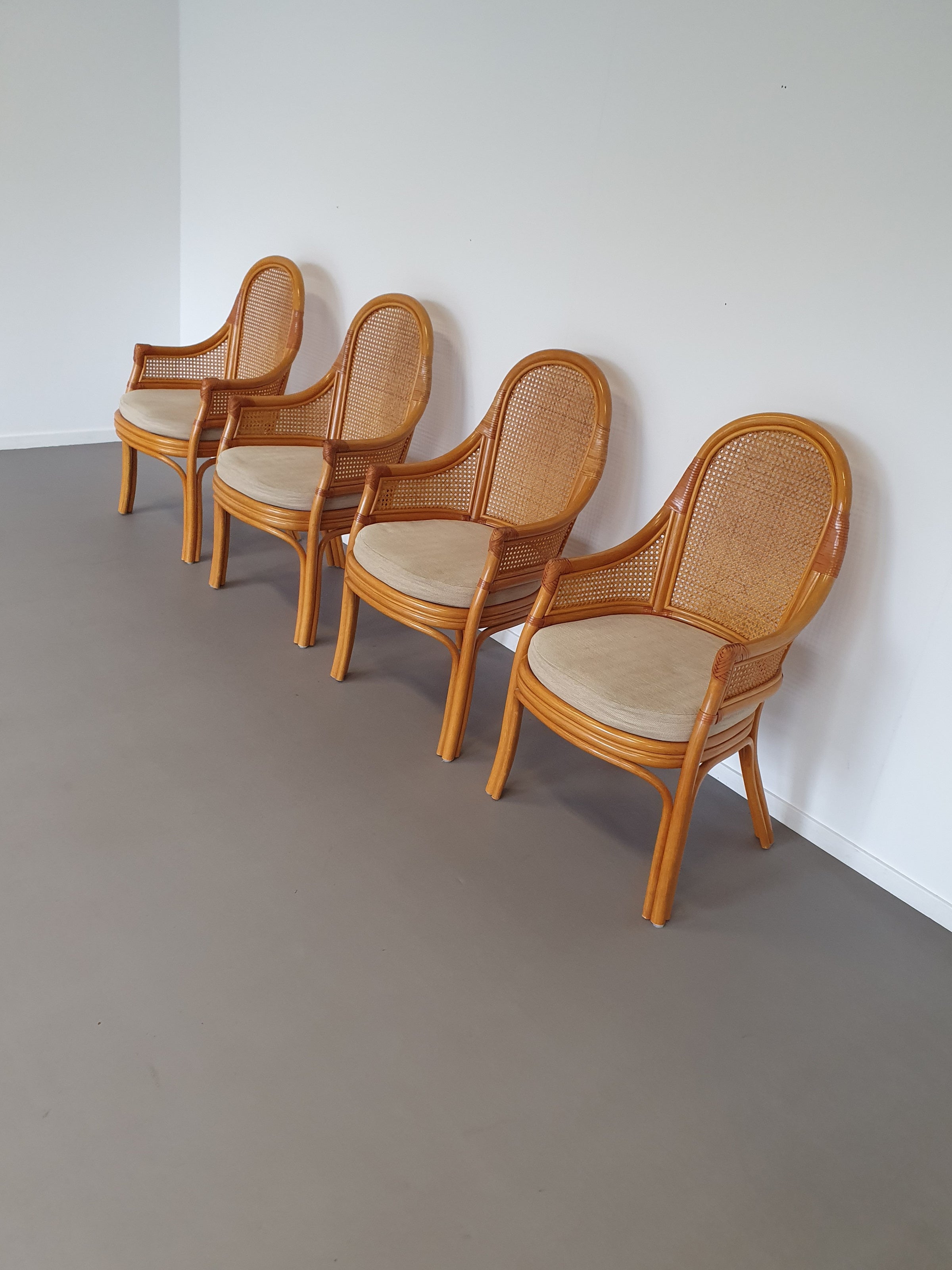 4 x Rotan / Webbing eetkamerstoelen jaren 80 in prachtige staat