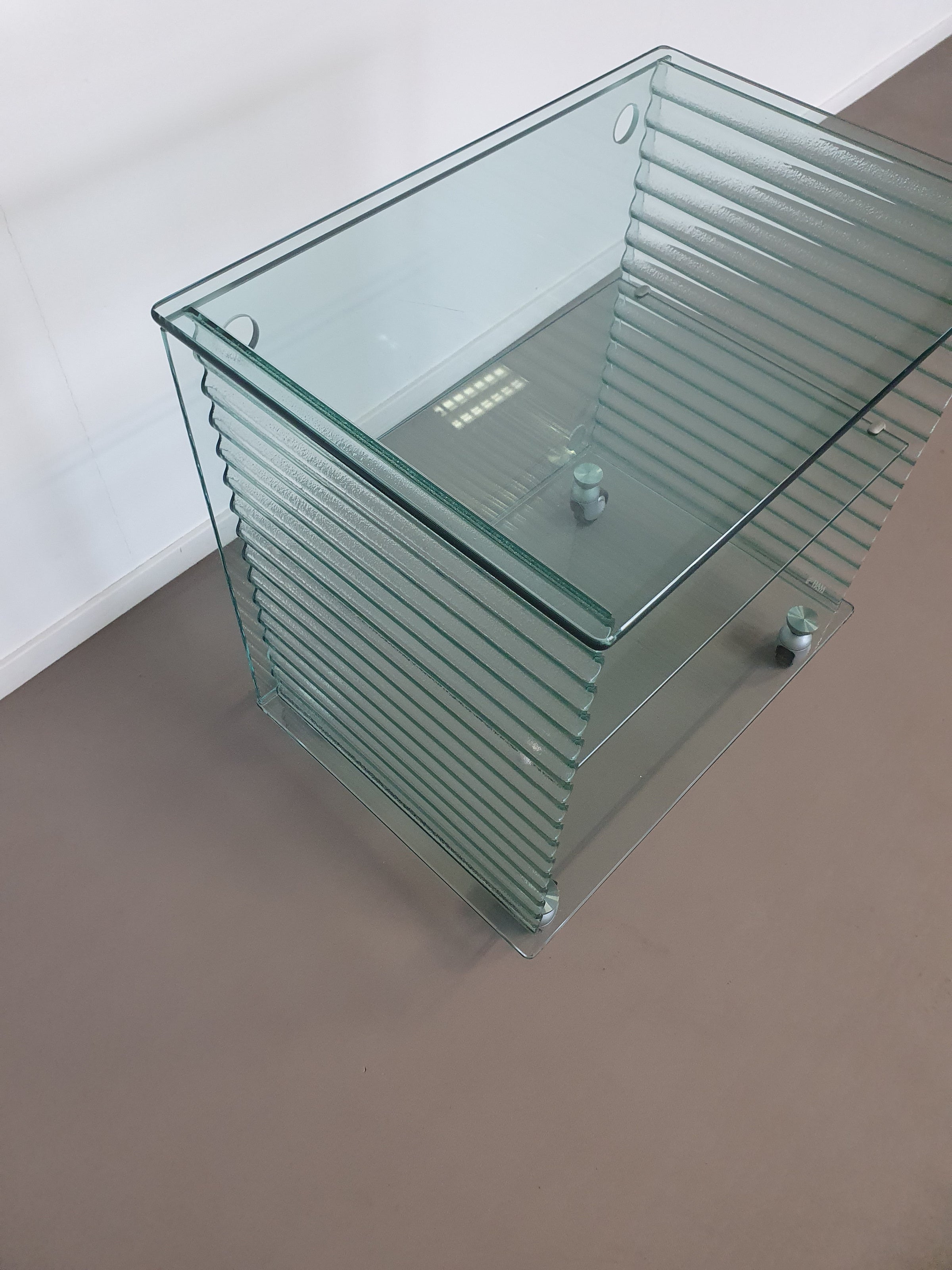Onda-serie glazen mediakast van Ron Arad voor Fiam, Italië, 1980