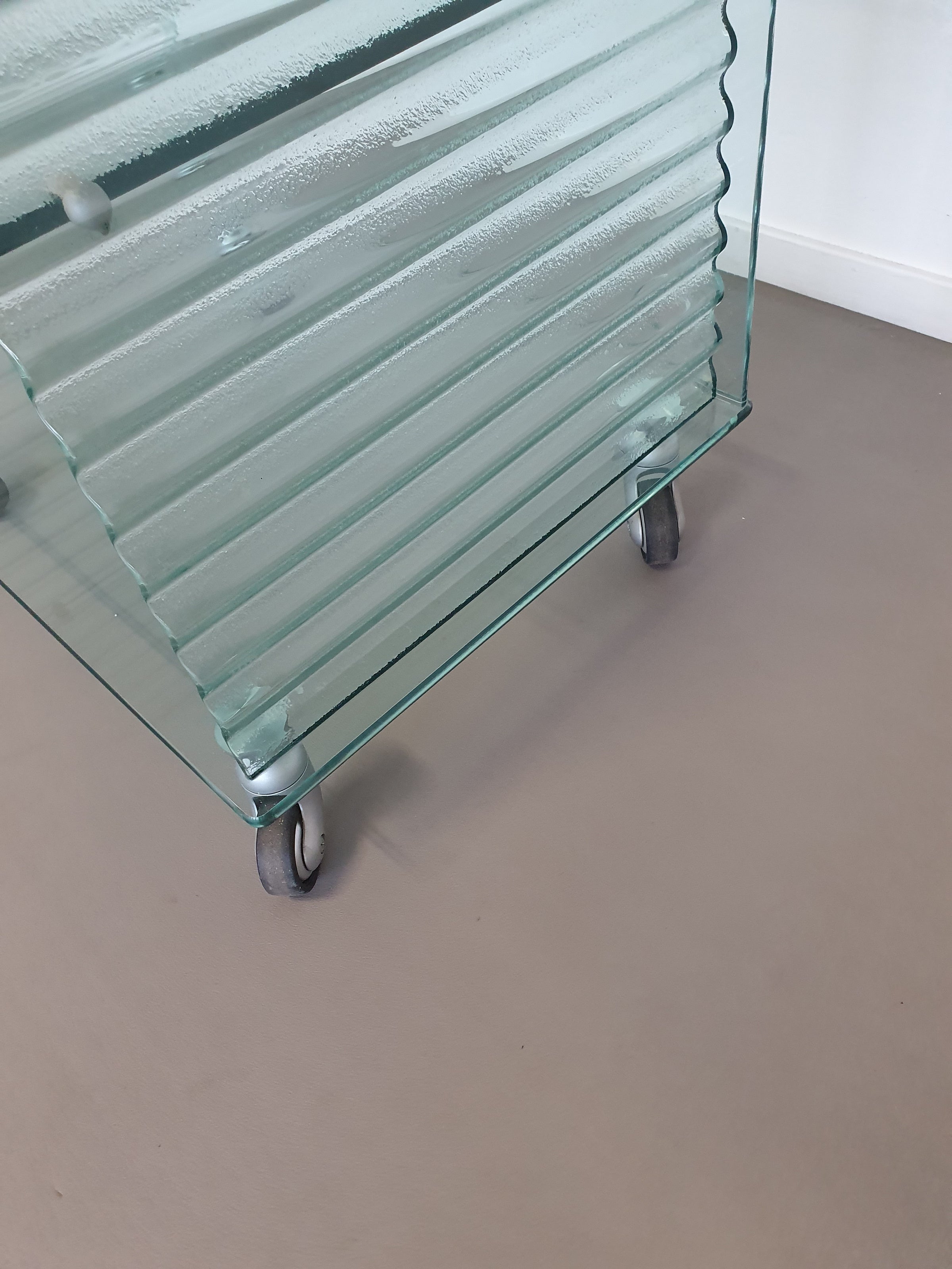 Onda-serie glazen mediakast van Ron Arad voor Fiam, Italië, 1980