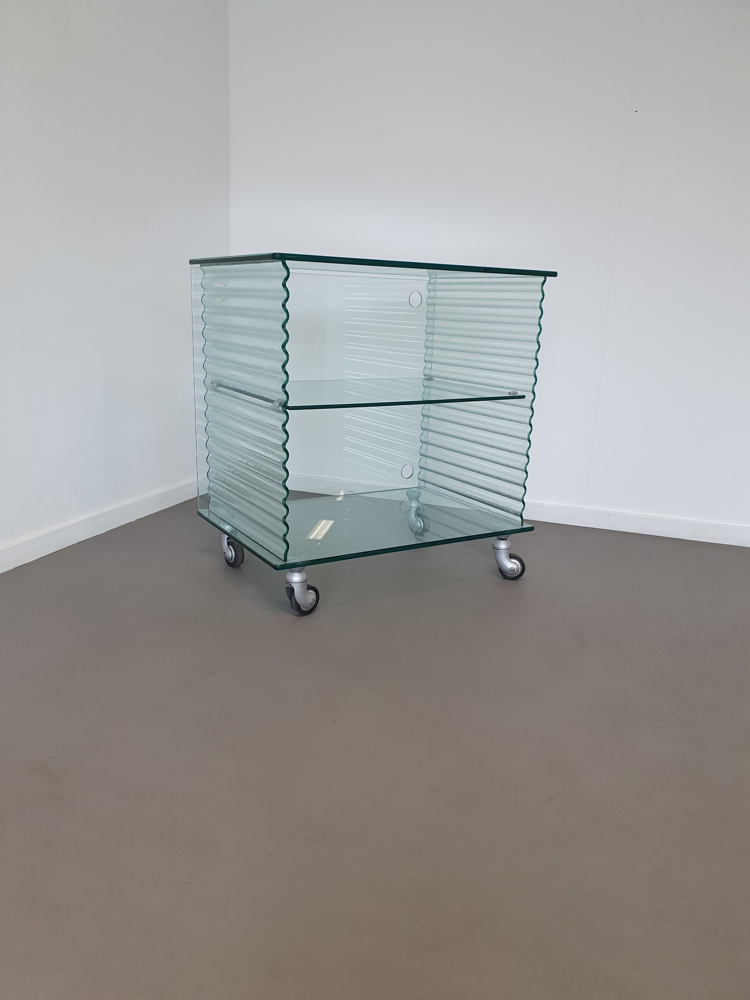 Onda-serie glazen mediakast van Ron Arad voor Fiam, Italië, 1980