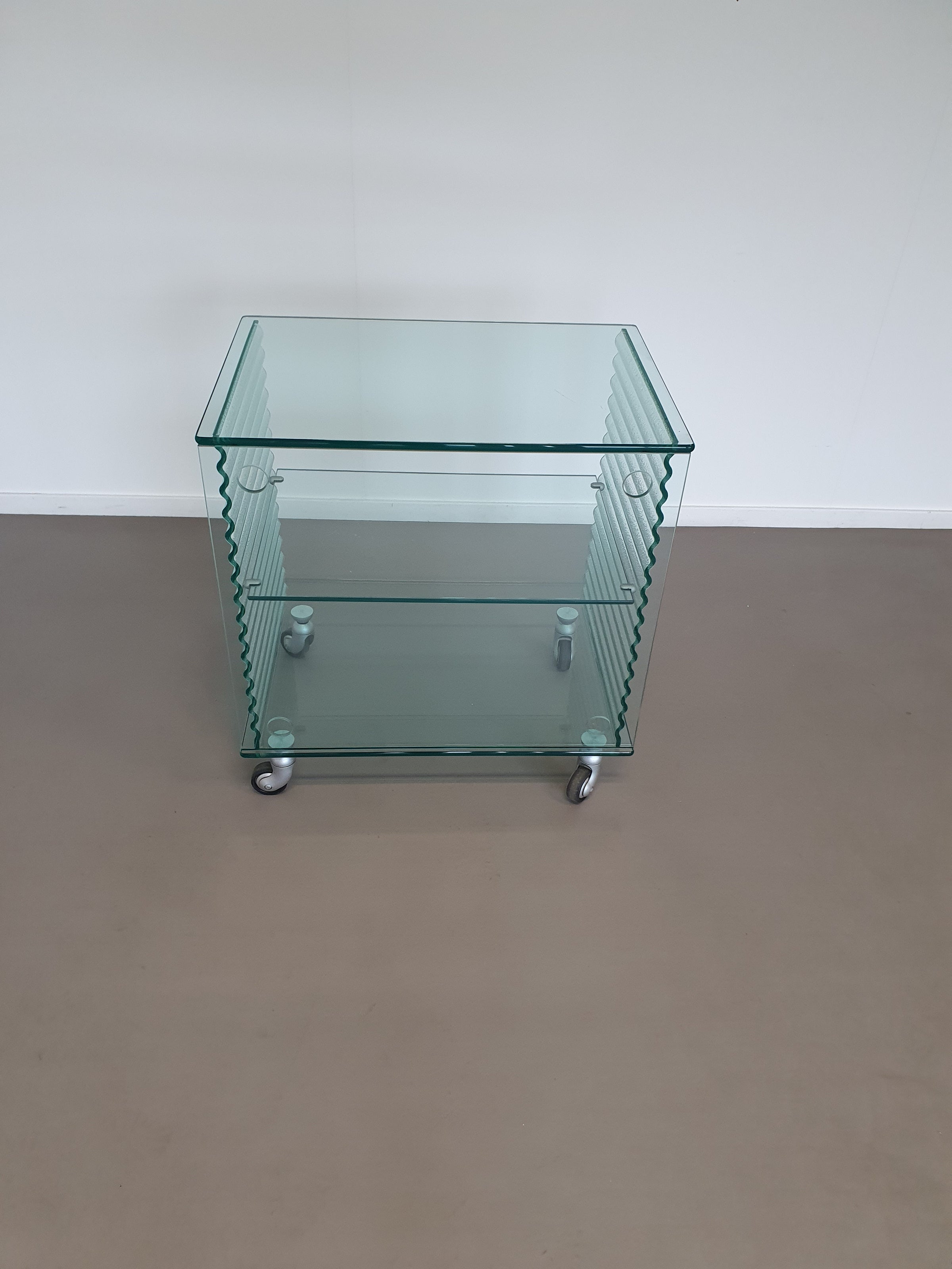 Onda-serie glazen mediakast van Ron Arad voor Fiam, Italië, 1980