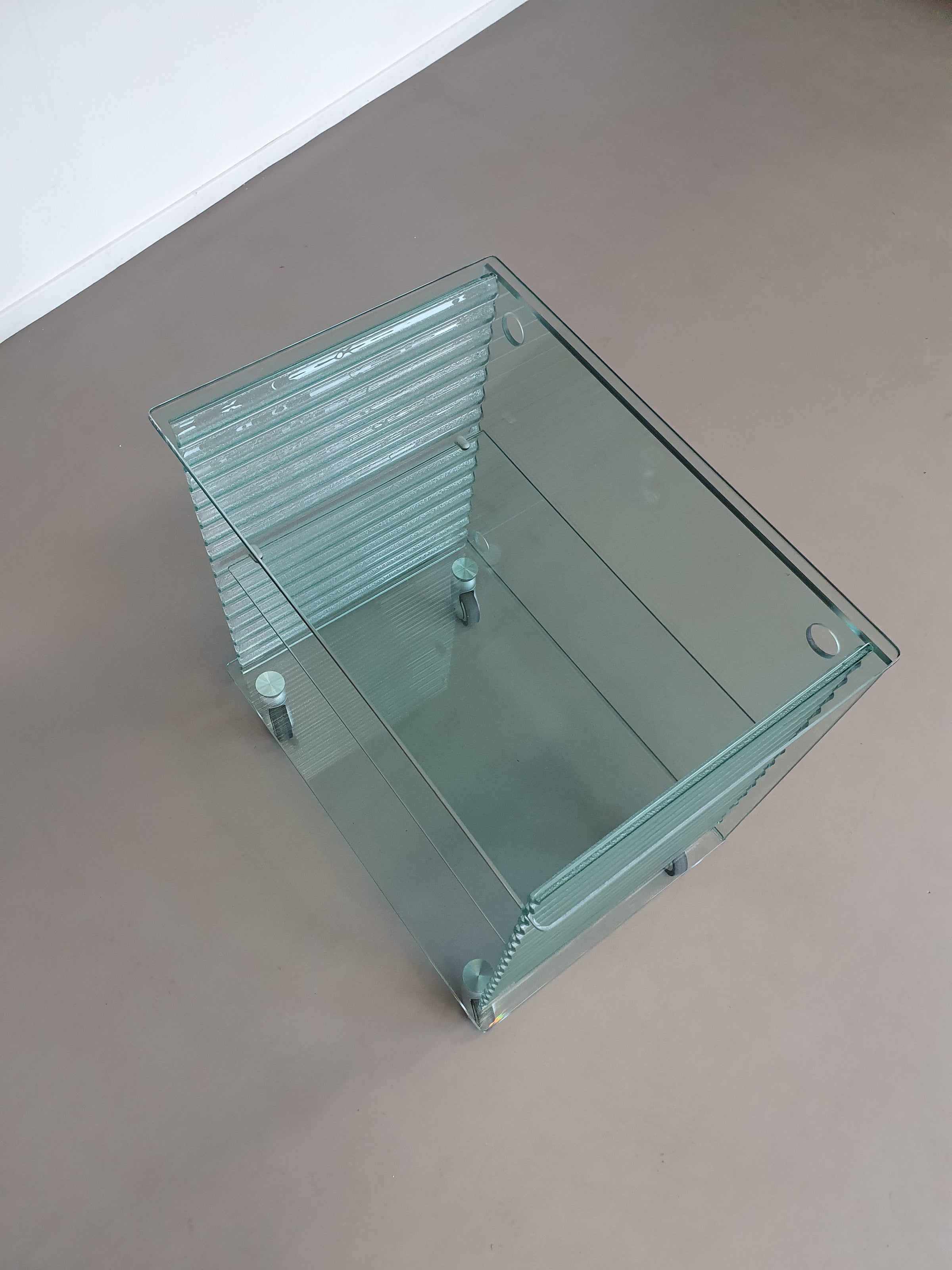 Onda-serie glazen mediakast van Ron Arad voor Fiam, Italië, 1980