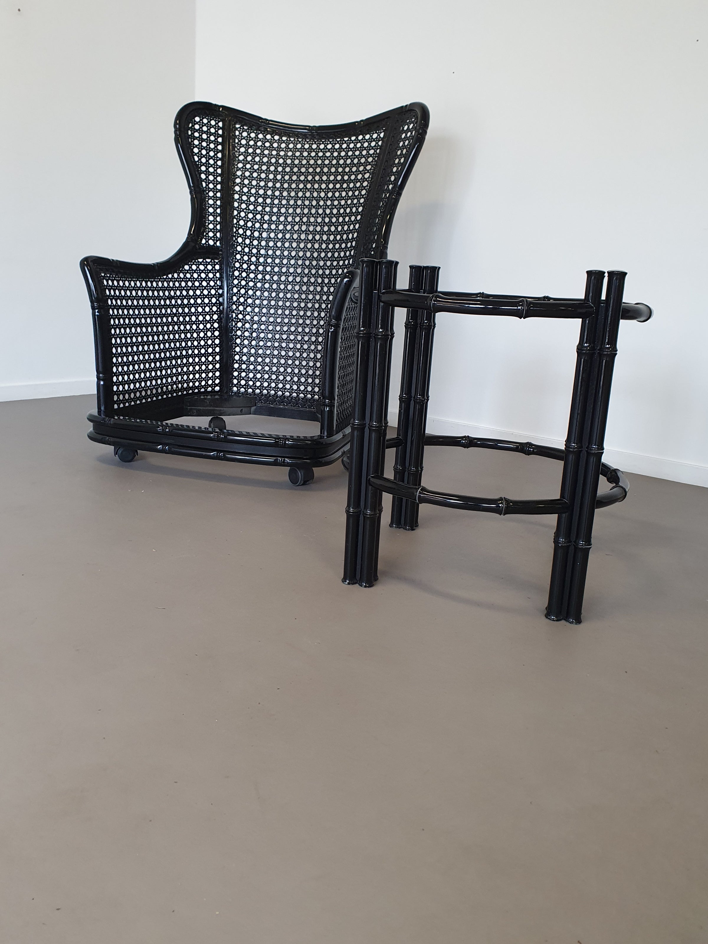 Prachtige Giorgetti wingback loungeset van imitatiebamboe wicker uit de jaren 70.