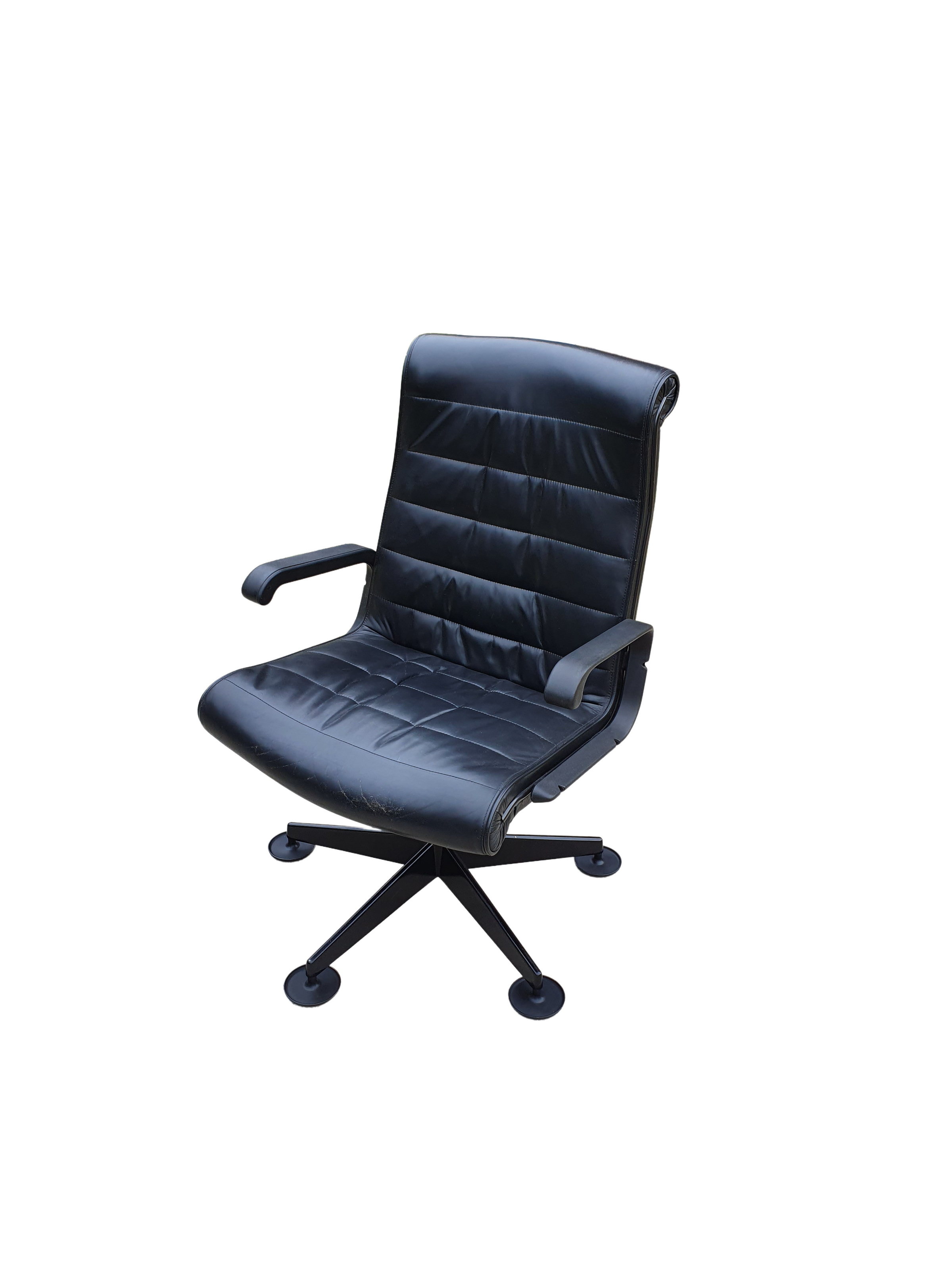 Een opvallende bureau- of vergaderstoel ontworpen door Richard Sapper. Gefabriceerd door Knoll International in de VS rond 1980.